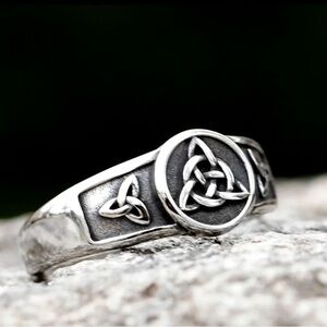 ⭐️NEW⭐️ Platinum Plated Triquetra Celtic Irish Knot Ring